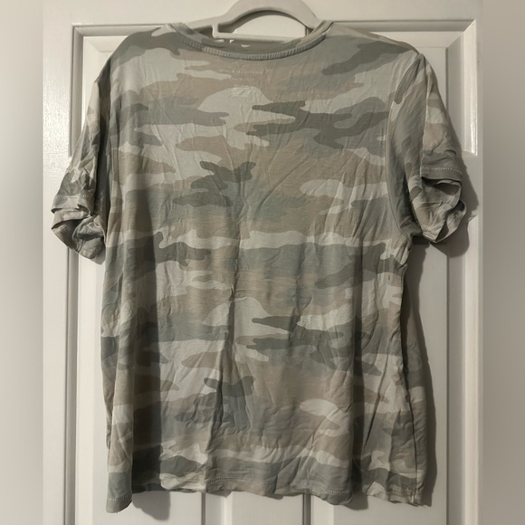 American Eagle Camo V-neck Top - size XS - Picture 2 of 3